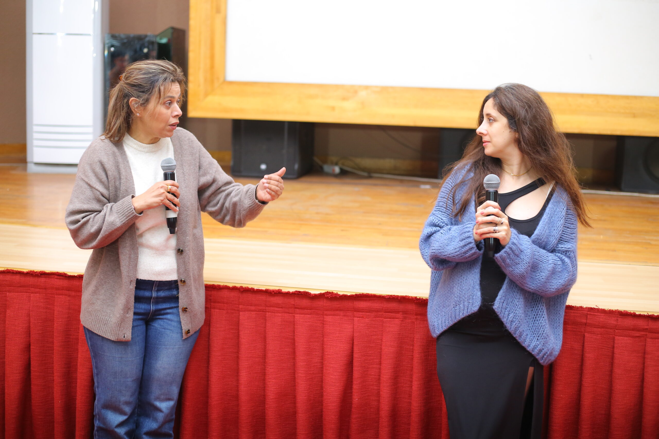 « مثل قصص الحب »..فسيفساء من المشاعر في ثورة لا تهدأ